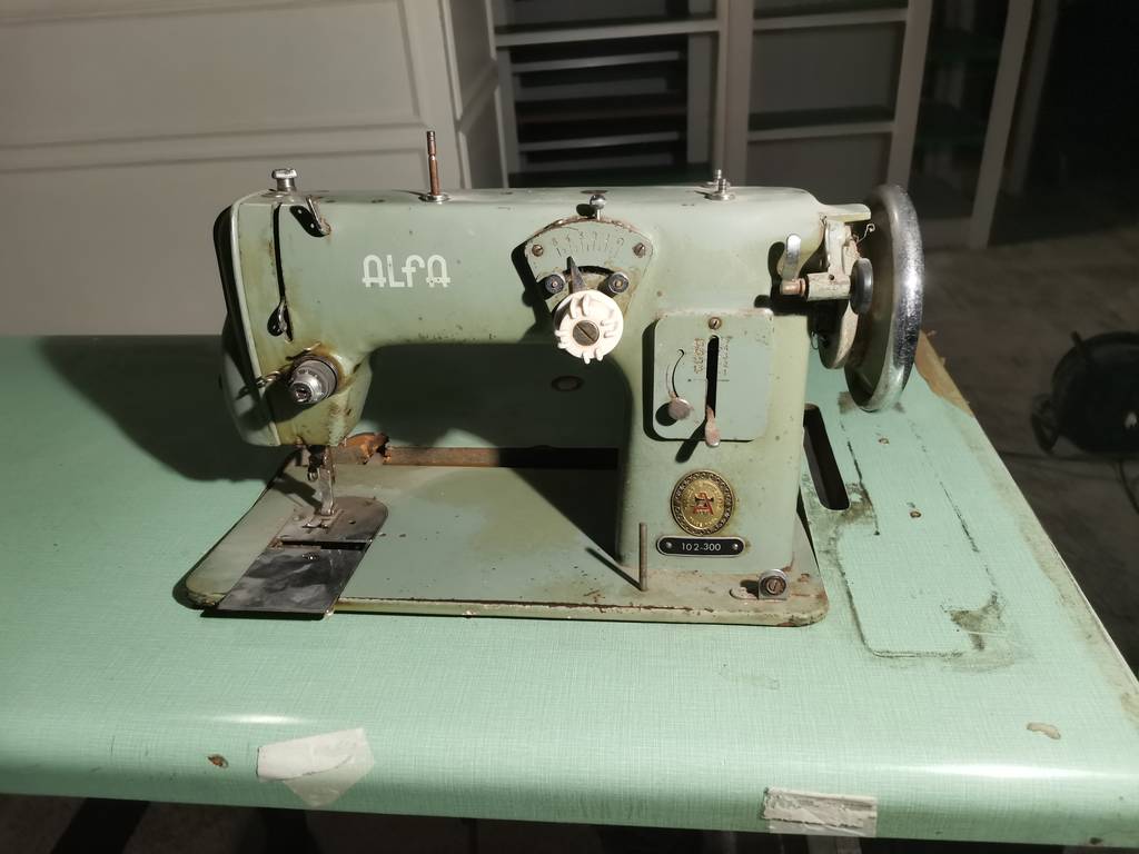 Máquina de coser Alfa de pedal de color verde (Vendido)
