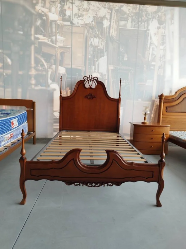 CAMA DE MADERA DE CUERPO Y MEDIO