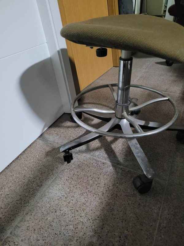 TABURETE CON RUEDAS - Imagen 5