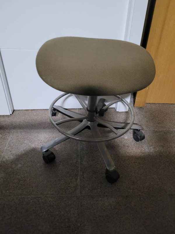 TABURETE CON RUEDAS - Imagen 2