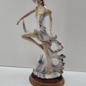 ESCULTURA DE CHICA
