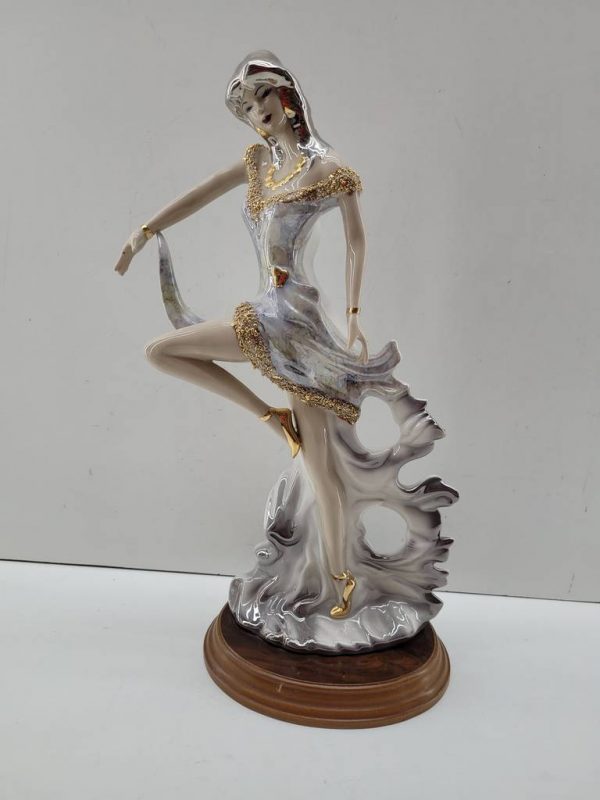 ESCULTURA DE CHICA
