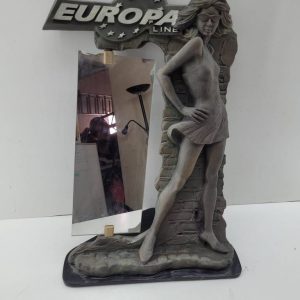 FIGURA DE MUJER CON ESPEJO