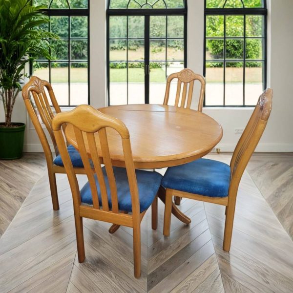 MESA Y 4 SILLAS