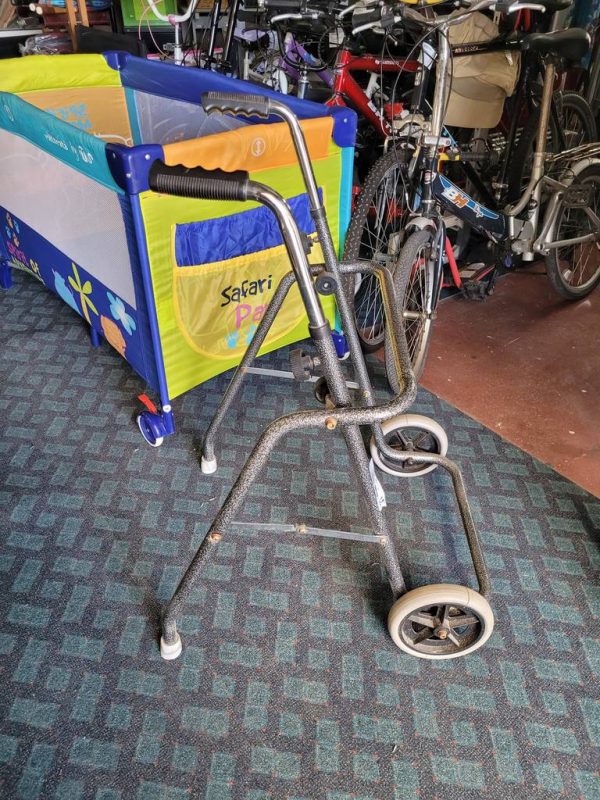 ANDADOR CON RUEDAS