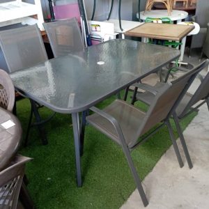 MESA Y 4 SILLAS DE JARDÍN