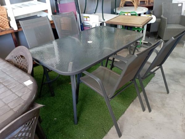 MESA Y 4 SILLAS DE JARDÍN