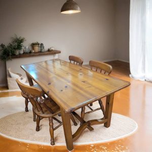 MESA DE COMEDOR Y 4 SILLAS