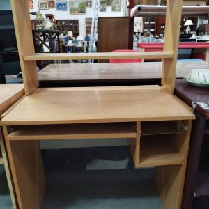 ESCRITORIO CON ESTANTERÍA