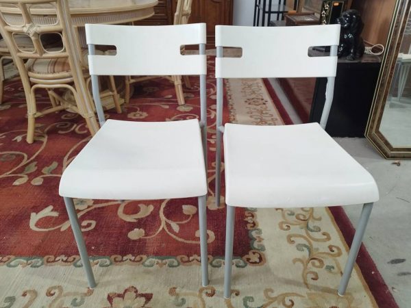 2 SILLAS BLANCAS - Imagen 2