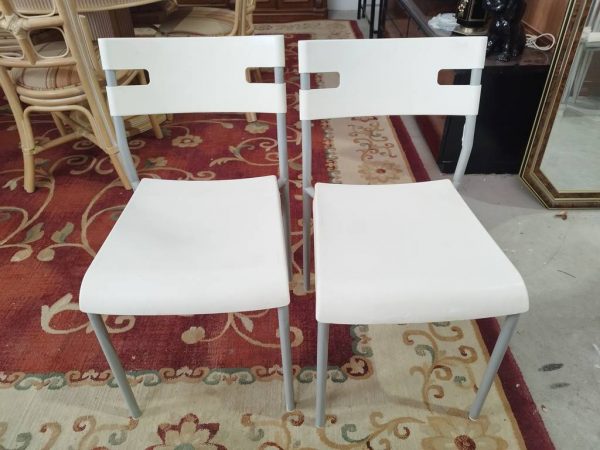 2 SILLAS BLANCAS - Imagen 3