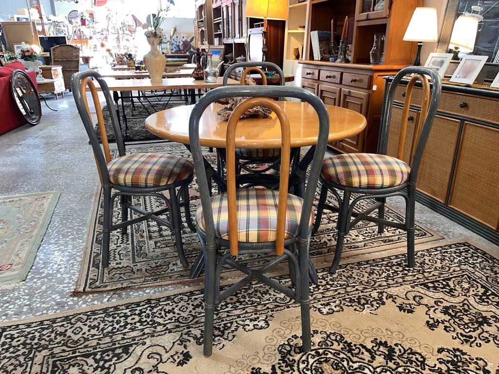 MESA Y 4 SILLAS - Imagen 2