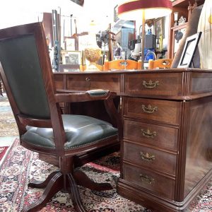 MESA DE DESPACHO Y SILLA