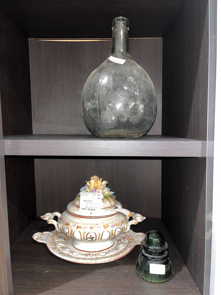 VITRINA CON ARMARIO - Imagen 6