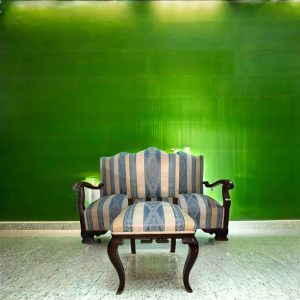 2 SILLONES Y 1 SILLA CLÁSICAS