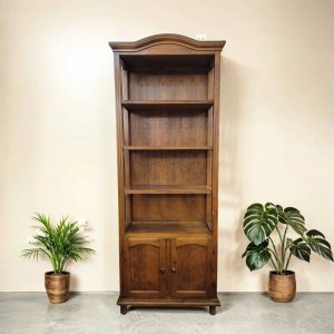 ESTANTERÍA CON PUERTAS