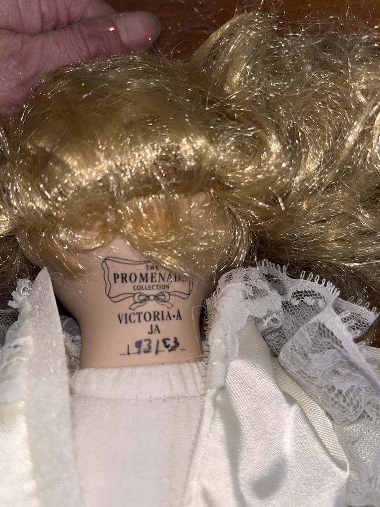 MUÑECA DE PORCELANA - Imagen 9