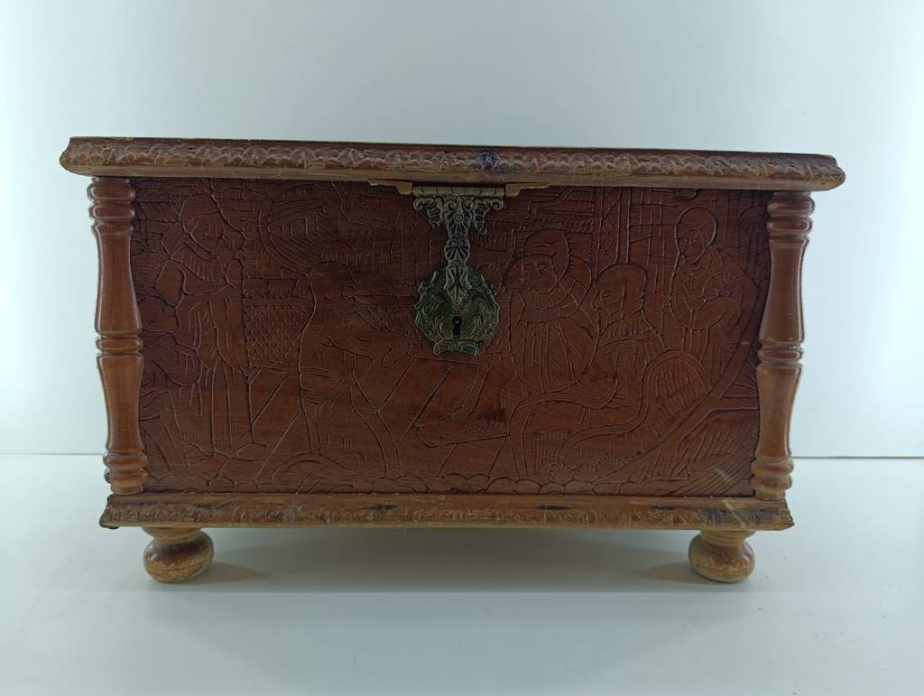 ARCÓN DE MADERA TALLADA