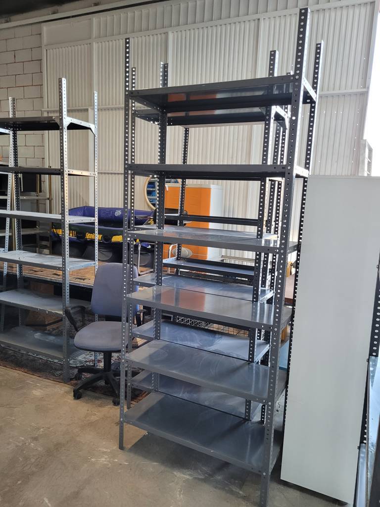 ESTANTERÍA MODULAR DE ÁNGULO RANURADO