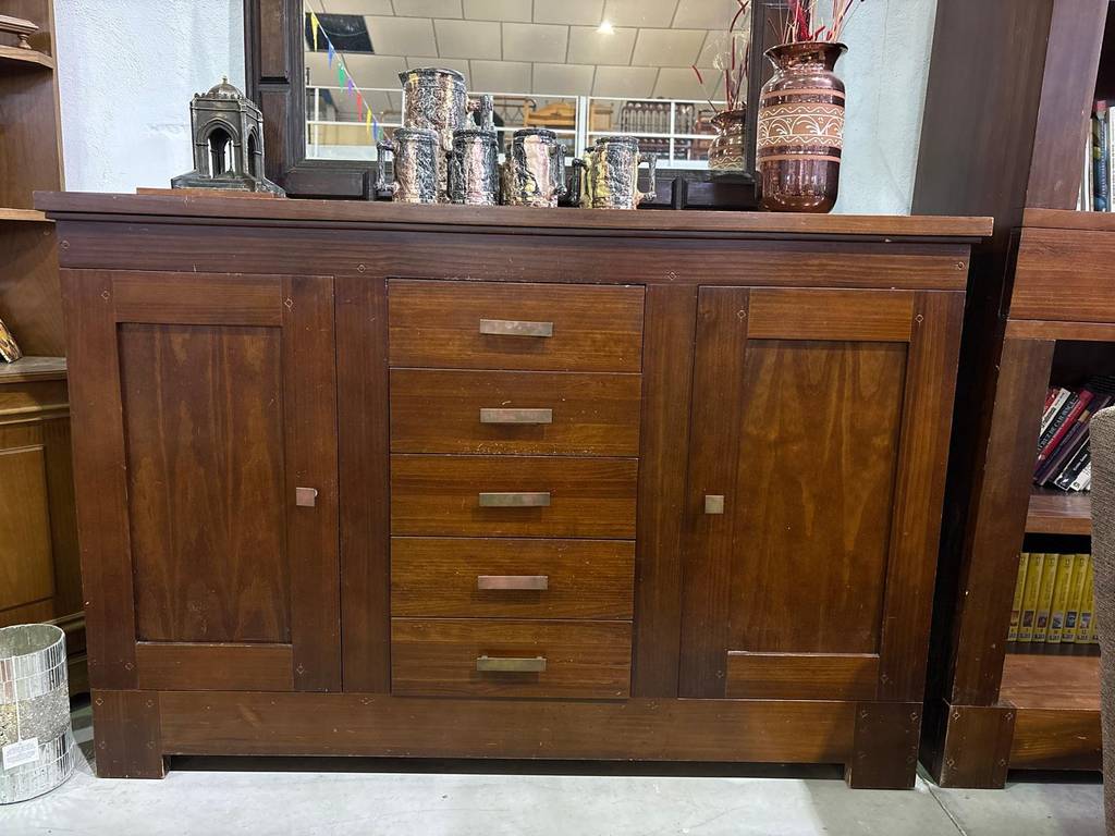 APARADOR DE MADERA ROBUSTA