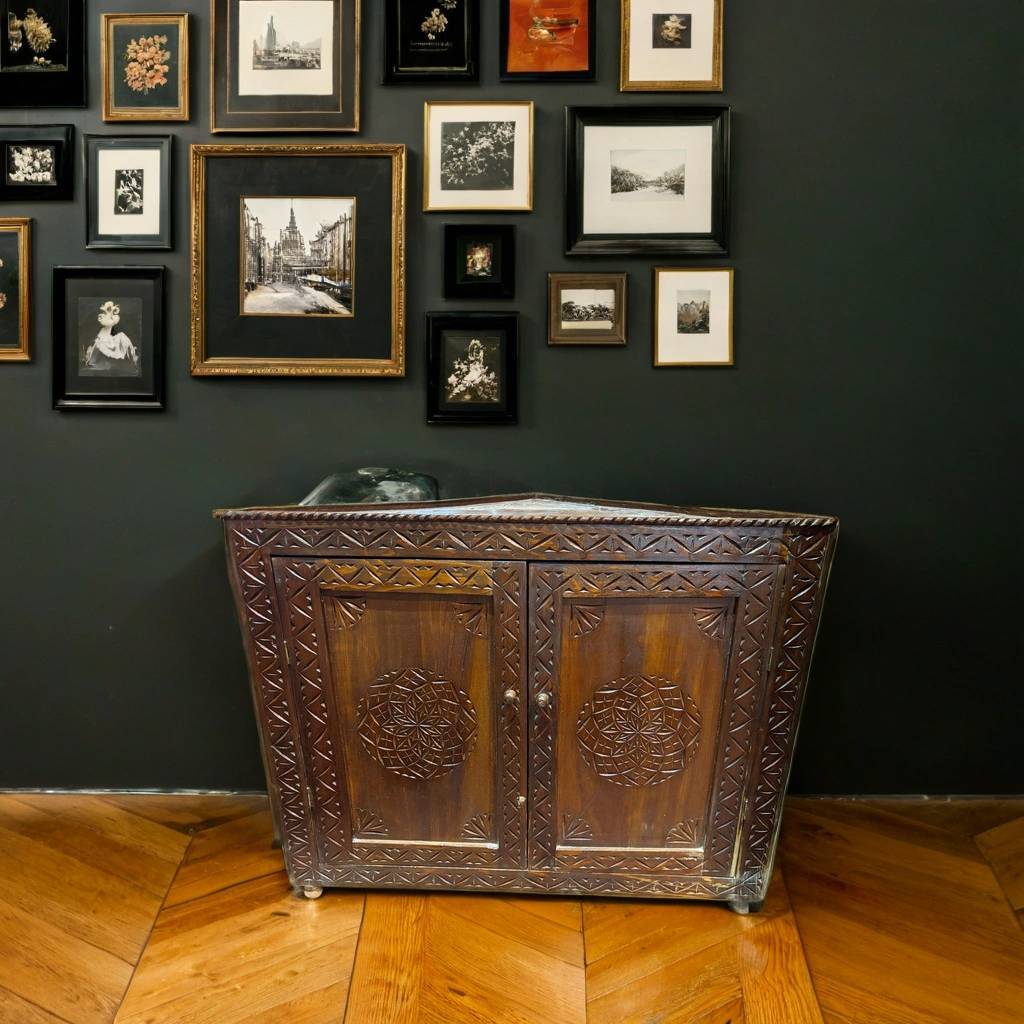 MUEBLE DE MADERA TALLADA