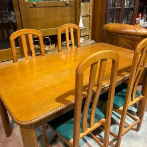 MESA Y 4 SILLAS DE COMEDOR