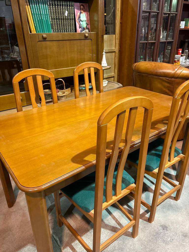 MESA Y 4 SILLAS DE COMEDOR