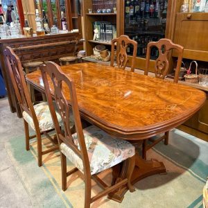 MESA DE COMEDOR Y 4 SILLAS