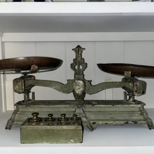 ANTIGUA BÁSCULA CON PESAS