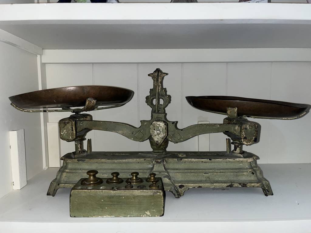 ANTIGUA BÁSCULA CON PESAS