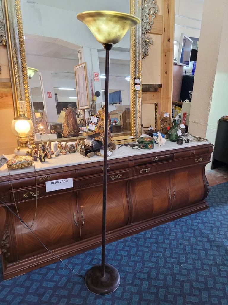 LÁMPARA DE PIE CLÁSICA