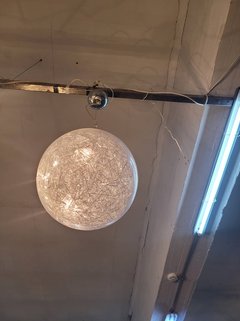 LÁMPARA ESFÉRICA DE HILOS