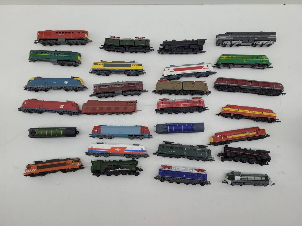 COLECCIÓN DE 27 LOCOMOTORAS