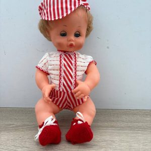 BEBÉ CON TRAJE ROJO