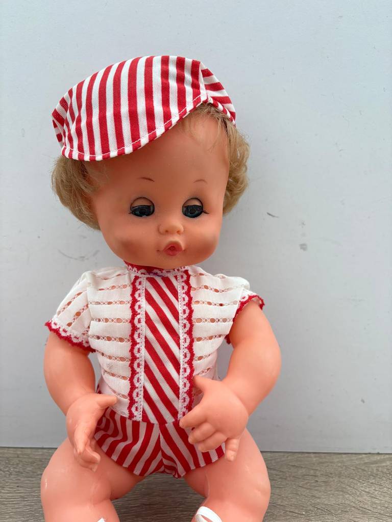 BEBÉ CON TRAJE ROJO - Imagen 2