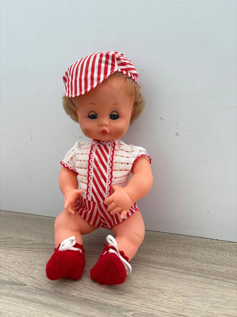 BEBÉ CON TRAJE ROJO - Imagen 3