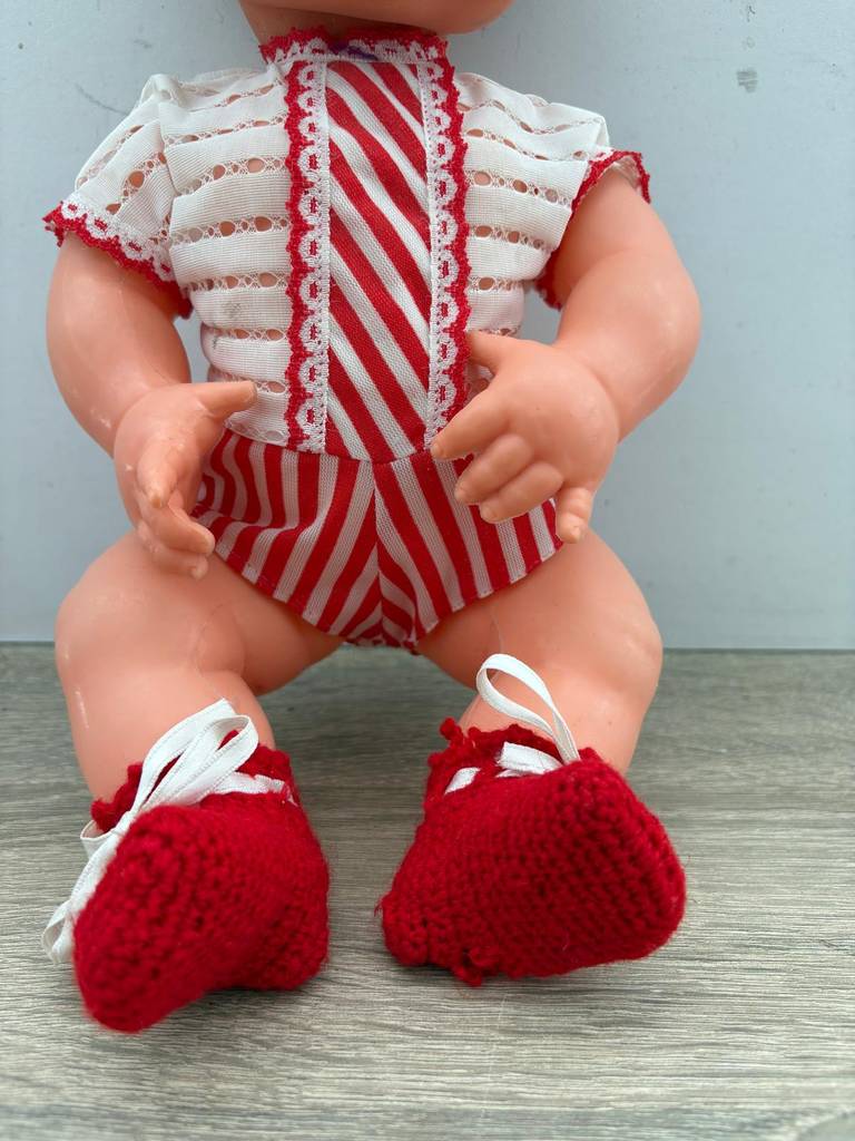 BEBÉ CON TRAJE ROJO - Imagen 4