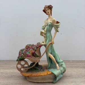 FIGURA DE MUJER CON FLORES