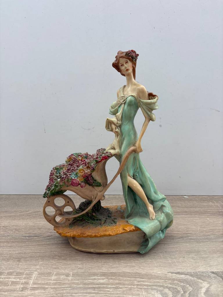 FIGURA DE MUJER CON FLORES