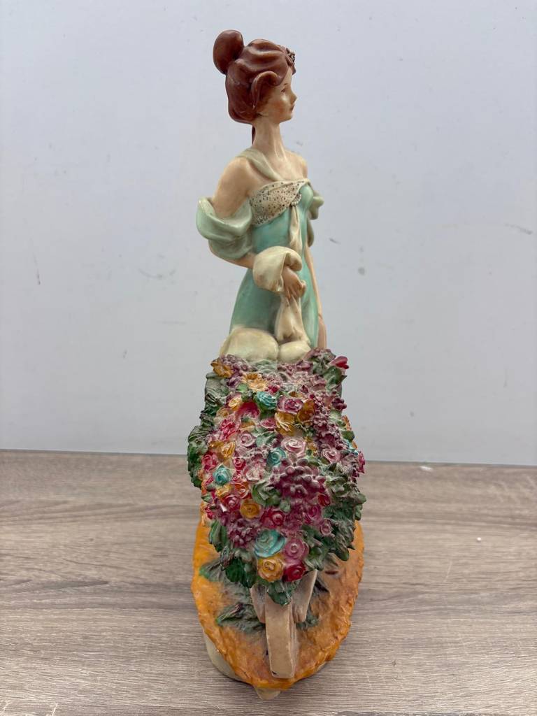 FIGURA DE MUJER CON FLORES - Imagen 3