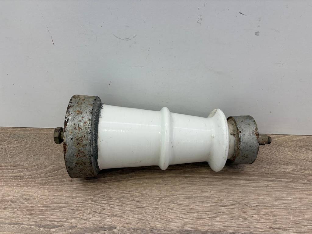 AISLADOR ELÉCTRICO DE PORCELANA