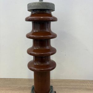 AISLADOR ELÉCTRICO DE PORCELANA