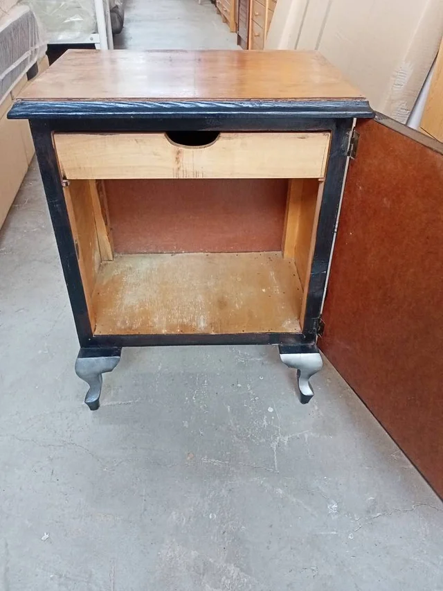 MESITA DE NOCHE CLÁSICA - Imagen 2