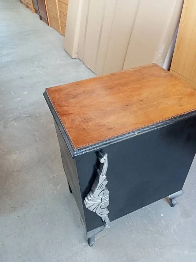 MESITA DE NOCHE CLÁSICA - Imagen 4