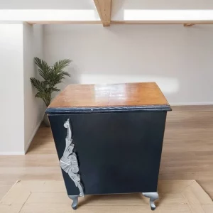 MESITA DE NOCHE CLÁSICA