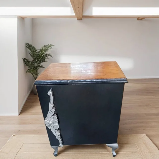 MESITA DE NOCHE CLÁSICA