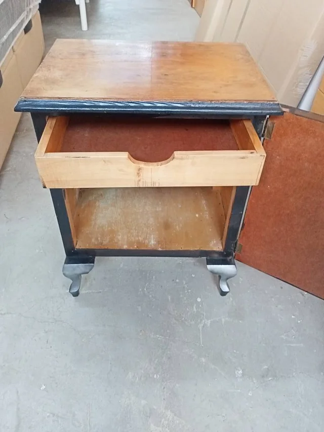 MESITA DE NOCHE CLÁSICA - Imagen 3