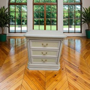 MESITA DE NOCHE CLÁSICA