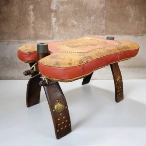 TABURETE DE MONTURA DE CAMELLO