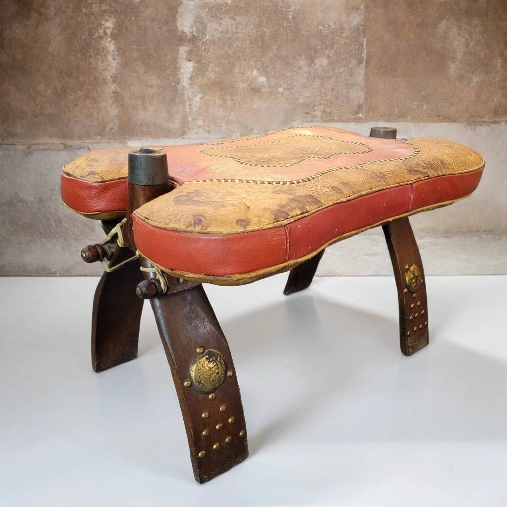TABURETE DE MONTURA DE CAMELLO